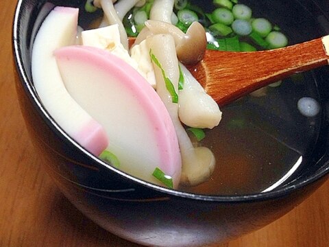 豆腐とかまぼことしめじのお吸い物